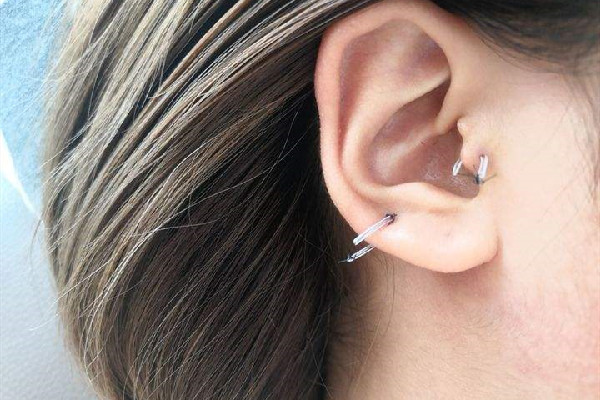 打耳骨是手穿好還是槍打好 打耳骨怎么避免增生 打耳骨是手穿好還是槍打好 打耳骨怎么避免增生