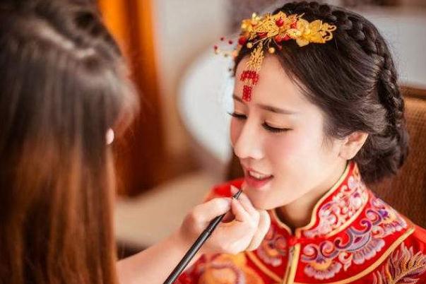 出嫁時為什么要兄弟背出門 姐姐出嫁弟弟全班男同學來送親