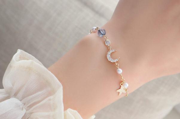 手鏈?zhǔn)裁磁谱颖容^好 手鏈戴哪個(gè)手比較好