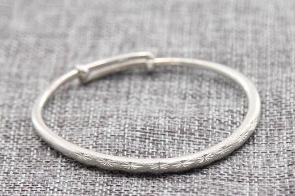 銀手鐲可以戴著洗澡嗎 銀手鐲可以碰水嗎 銀手鐲可以戴著洗澡嗎 銀手鐲可以碰水嗎