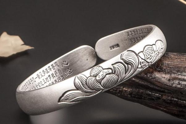 銀手鐲孕婦可以帶嗎 銀手鐲有劃痕了怎么可以復(fù)原