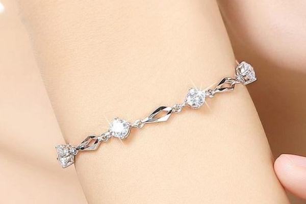 銀手鏈變黑了怎么清洗 銀手鏈可以戴著洗澡嗎 銀手鏈變黑了怎么清洗 銀手鏈可以戴著洗澡嗎