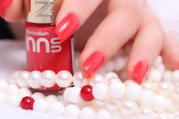 指甲油怎么涂平整 指甲油的正確涂法 指甲油怎么涂平整 指甲油的正確涂法