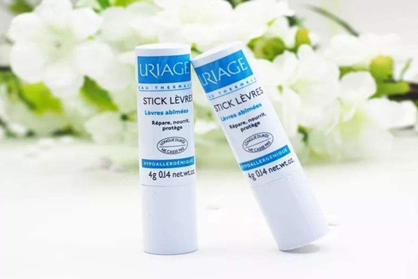 潤唇膏可以睡前涂嗎 潤唇膏涂著睡覺好嗎 潤唇膏可以睡前涂嗎 潤唇膏涂著睡覺好嗎