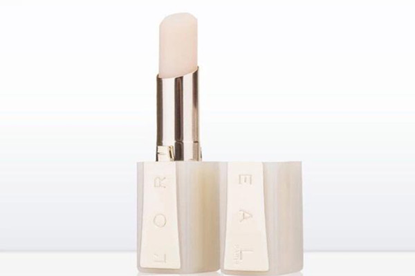 潤唇膏是否要卸妝 潤唇膏可以用來卸妝嗎 潤唇膏是否要卸妝 潤唇膏可以用來卸妝嗎