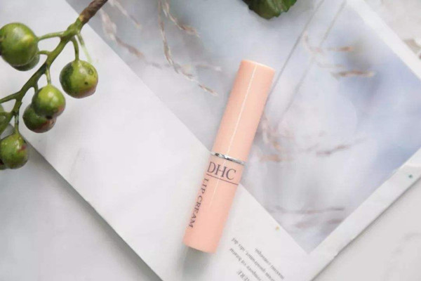 潤(rùn)唇膏孕婦能不能用 潤(rùn)唇膏能用做眼霜嗎 潤(rùn)唇膏孕婦能不能用 潤(rùn)唇膏能用做眼霜嗎