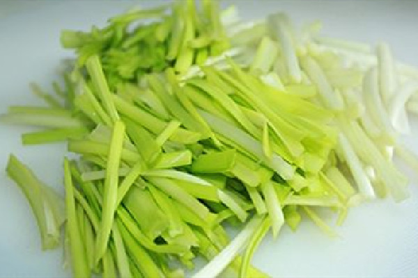 韭黃變青了還能吃嗎 韭黃是黃的好還是綠的好 韭黃變青了還能吃嗎 韭黃是黃的好還是綠的好