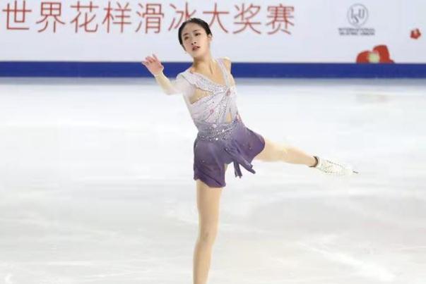 滑冰是奧運會項目嗎 陳虹伊什剎?；懒?></p><h3>滑冰是哪個國家發(fā)明的</h3><p>輪式溜冰的歷史大概始于18世紀，比冰上溜冰的歷史年輕很多。第一雙輪式溜冰鞋出現(xiàn)在1760年。1863年，美國紐約的普林普頓發(fā)明了四輪溜冰鞋，使輪式溜冰運動真正風行起來。冰上溜冰大約在兩千年前起源于北歐斯堪的納維亞半島冰凍的河川或湖泊上，當?shù)氐娜税褎游锕趋滥テ?，把其中較小的用皮帶綁在腳上滑行，而把較大的做成雪橇來滑雪?，F(xiàn)在流行的溜冰鞋是1870年由美國著名的花式溜冰家海恩斯發(fā)明的。這種不銹鋼冰刀一出現(xiàn)，使溜冰者更能隨心所欲地表現(xiàn)，花式溜冰的技巧也就越來越復雜，溜冰俱樂部也如雨后春筍般地出現(xiàn)。同時，這種溜冰鞋減少了鞋底在冰上的磨擦，因而速度溜冰也隨之興起。第一個以運動娛樂為主要目的的溜冰俱樂部1742年在蘇格蘭愛丁堡成立。</p><p style=