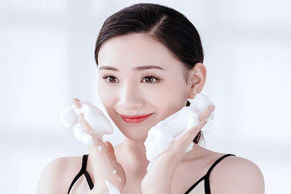 去角質(zhì)能不能美白 去角質(zhì)能去黑頭嗎 去角質(zhì)能不能美白 去角質(zhì)能去黑頭嗎