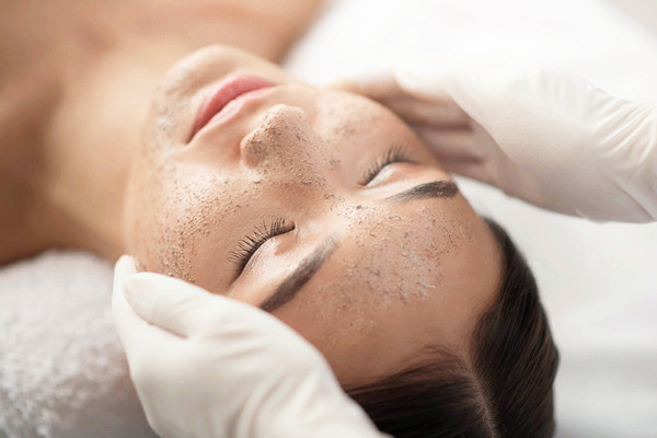 去角質(zhì)能收縮毛孔么 去角質(zhì)對(duì)粉刺有效果嗎