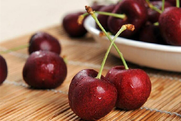 車?yán)遄优路显趺聪吹?車?yán)遄訒?huì)吃的嘴唇染色嗎 車?yán)遄优路显趺聪吹?車?yán)遄訒?huì)吃的嘴唇染色嗎