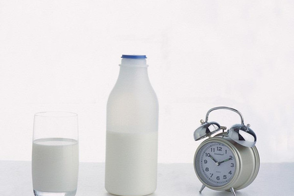 牛奶能不能解酒 牛奶能不能當(dāng)水喝 牛奶能不能解酒 牛奶能不能當(dāng)水喝