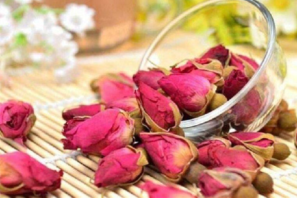 玫瑰花泡水可以長(zhǎng)期喝嗎 玫瑰花泡水可以用保溫杯泡嗎