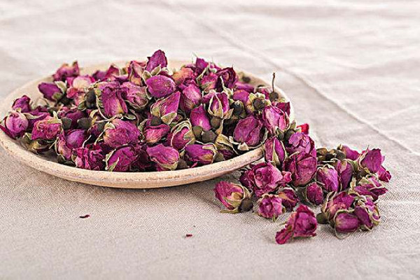 玫瑰花泡水水溫多少合適 玫瑰花怎么泡水喝最好 玫瑰花泡水水溫多少合適 玫瑰花怎么泡水喝最好