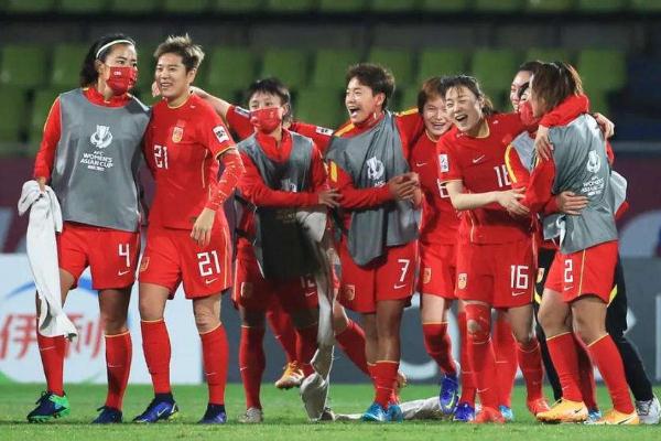 “退錢哥”唱鏗鏘玫瑰祝女足奪冠 中國(guó)女足隊(duì)員月薪真的只有幾千 “退錢哥”唱鏗鏘玫瑰祝女足奪冠 中國(guó)女足隊(duì)員月薪真的只有幾千