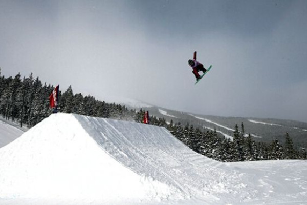 谷愛凌咬住金牌慶祝勝利 大跳臺(tái)滑雪規(guī)則
