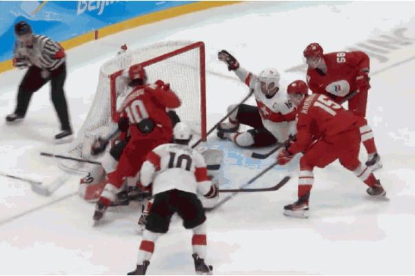 俄羅斯瑞士冰球場(chǎng)干架裁判遭誤傷 冰球比賽可以打架嗎 俄羅斯瑞士冰球場(chǎng)干架裁判遭誤傷 冰球比賽可以打架嗎