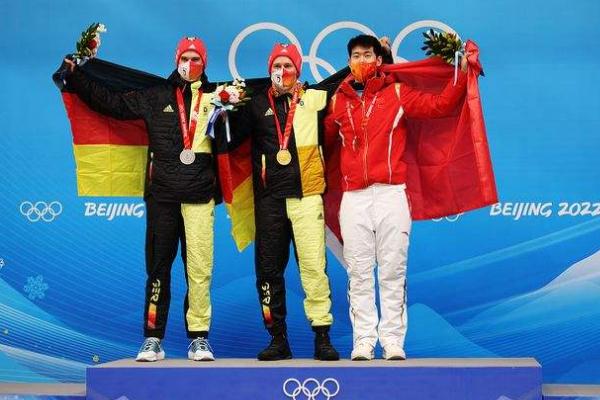 閆文港領(lǐng)獎(jiǎng)時(shí)反復(fù)確認(rèn)國旗是正面的 鋼架雪車最高時(shí)速多少 閆文港領(lǐng)獎(jiǎng)時(shí)反復(fù)確認(rèn)國旗是正面的 鋼架雪車最高時(shí)速多少