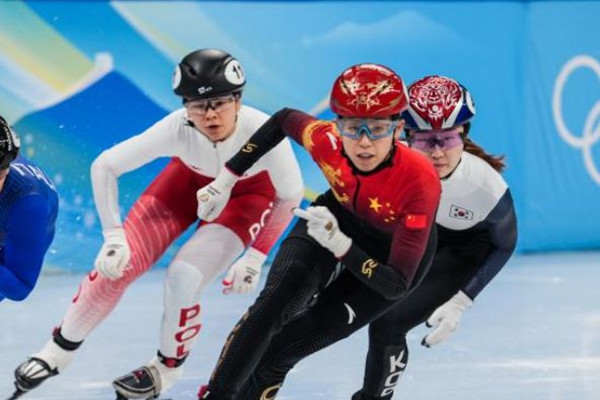 范可新說親吻冰面是為了感謝 短道速滑運動員為什么用手摸地 范可新說親吻冰面是為了感謝 短道速滑運動員為什么用手摸地