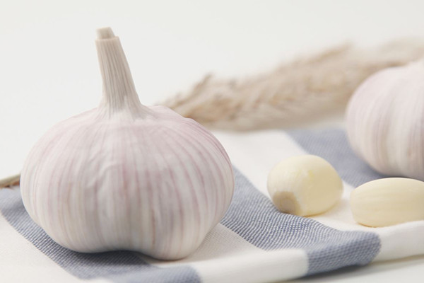 大蒜是不是發(fā)物 大蒜吃了會放屁嗎 大蒜是不是發(fā)物 大蒜吃了會放屁嗎
