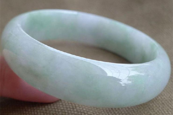 玉鐲子睡覺的時(shí)候要摘下來嗎 玉鐲子要一直戴著嗎