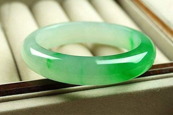 玉鐲子睡覺的時(shí)候要摘下來嗎 玉鐲子要一直戴著嗎