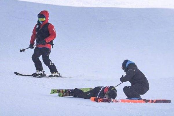 張可欣摔倒站起后全場掌聲 滑雪摔倒怎么站起來 張可欣摔倒站起后全場掌聲 滑雪摔倒怎么站起來