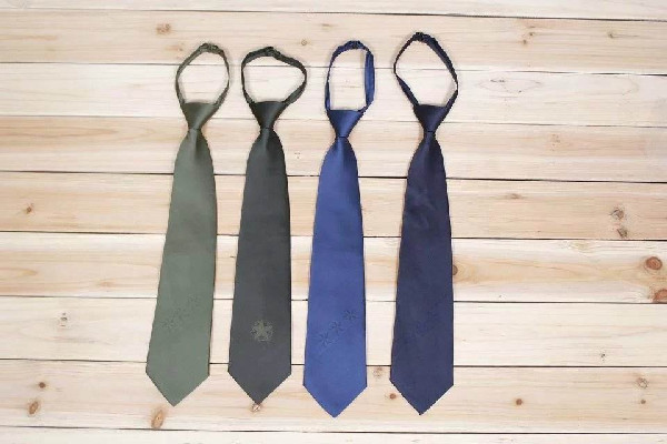 領帶要放進馬甲里嗎 領帶放在襯衫哪里