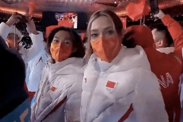 谷愛凌蘇翊鳴同框像在蹦迪 閉幕式央視解說泰斗宋世雄再度出山 谷愛凌蘇翊鳴同框像在蹦迪 閉幕式央視解說泰斗宋世雄再度出山