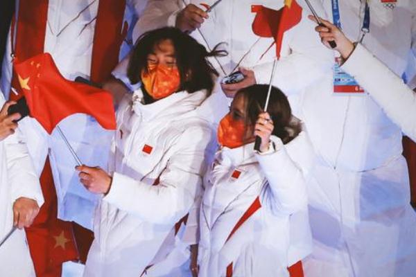 谷愛凌蘇翊鳴同框像在蹦迪 閉幕式央視解說泰斗宋世雄再度出山 谷愛凌蘇翊鳴同框像在蹦迪 閉幕式央視解說泰斗宋世雄再度出山