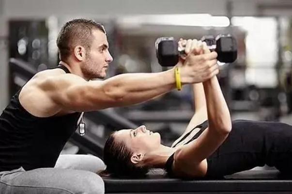 女子健身房上私教課腿骨被壓折 私教課到底有沒有必要 女子健身房上私教課腿骨被壓折 私教課到底有沒有必要