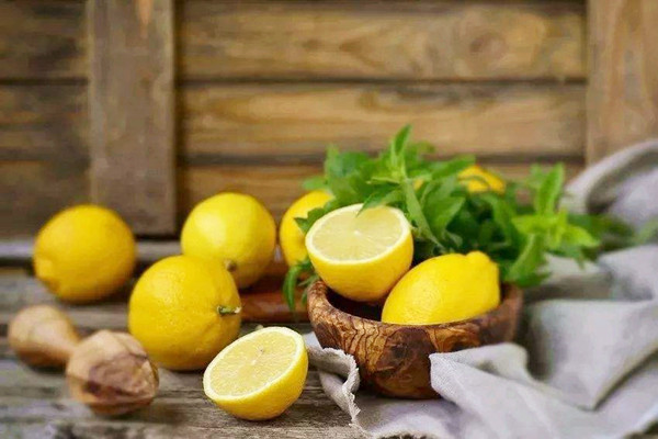 檸檬的熱量是多少大卡 檸檬吃了曬太陽會(huì)黑嗎 檸檬的熱量是多少大卡 檸檬吃了曬太陽會(huì)黑嗎