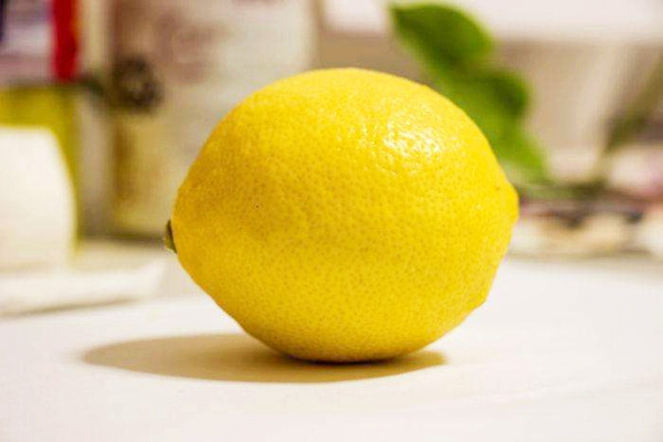 檸檬的熱量是多少大卡 檸檬吃了曬太陽會(huì)黑嗎 檸檬的熱量是多少大卡 檸檬吃了曬太陽會(huì)黑嗎