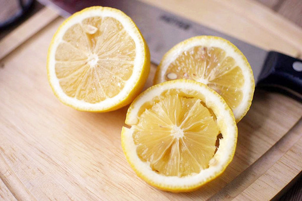 檸檬吃了會上火嗎 檸檬吃了會長痘嗎 檸檬吃了會上火嗎 檸檬吃了會長痘嗎