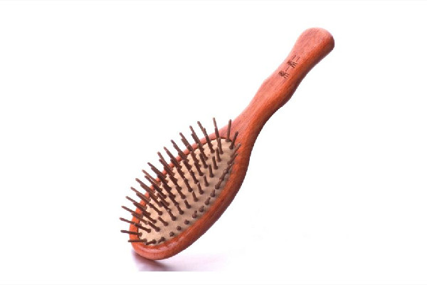 梳子有靜電怎么辦 梳子靜電會導(dǎo)致脫發(fā)嗎