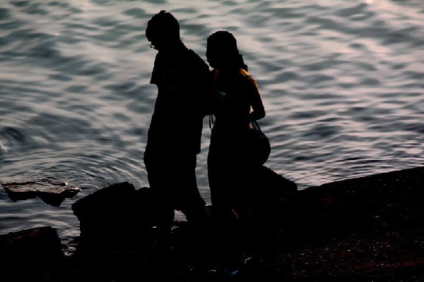 接吻一直伸舌頭的男生是什么性格 接吻時男生手不老實(shí)正常嗎