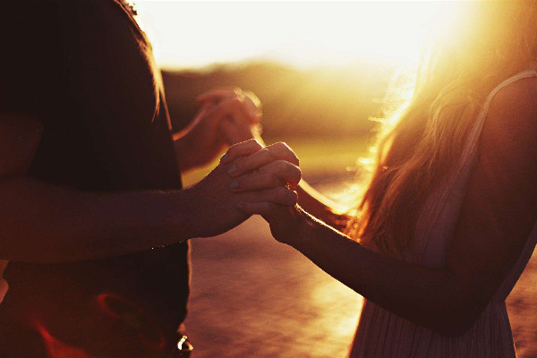 接吻一直伸舌頭的男生是什么性格 接吻時男生手不老實(shí)正常嗎