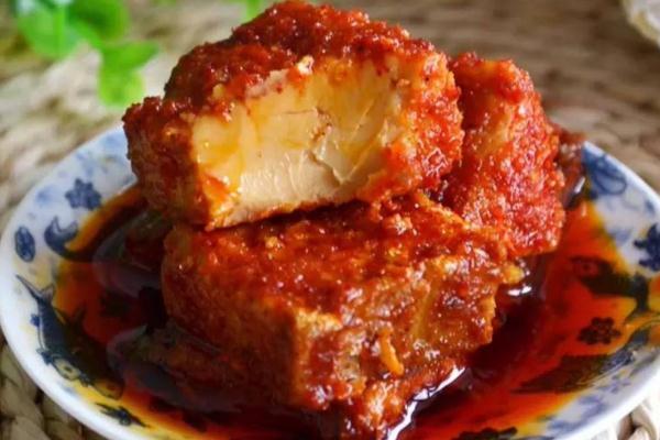 豆腐乳上面的白色顆粒是什么 豆腐乳上有白點(diǎn)點(diǎn)能吃嗎 豆腐乳上面的白色顆粒是什么 豆腐乳上有白點(diǎn)點(diǎn)能吃嗎