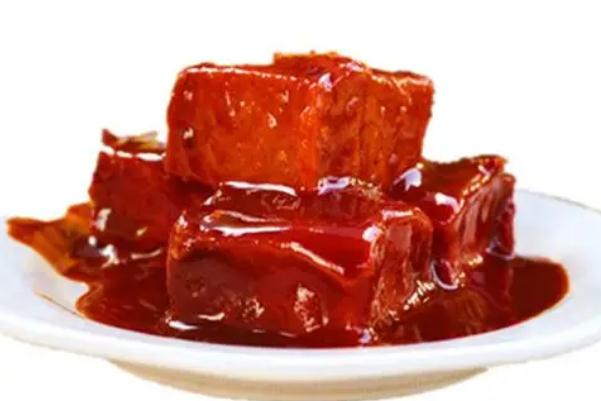 豆腐乳上面的白色顆粒是什么 豆腐乳上有白點(diǎn)點(diǎn)能吃嗎 豆腐乳上面的白色顆粒是什么 豆腐乳上有白點(diǎn)點(diǎn)能吃嗎