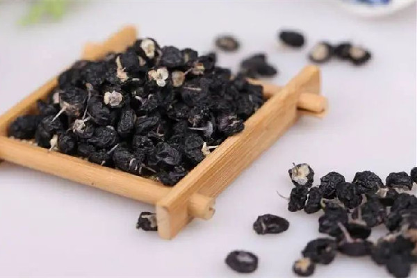黑枸杞泡水是藍(lán)色的好還是紫色的好 黑枸杞泡水的正確喝法 黑枸杞泡水是藍(lán)色的好還是紫色的好 黑枸杞泡水的正確喝法