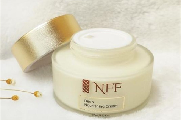 面霜白天用還是晚上用效果好 面霜什么時候擦最好 面霜白天用還是晚上用效果好 面霜什么時候擦最好