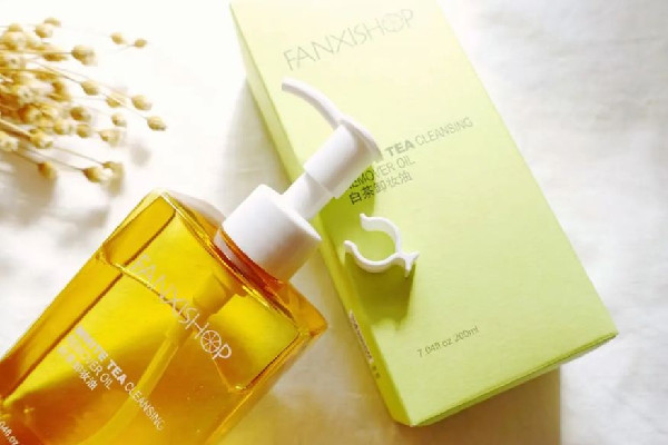 卸妝乳卸的干凈嗎 卸妝乳適合淡妝嗎 卸妝乳卸的干凈嗎 卸妝乳適合淡妝嗎