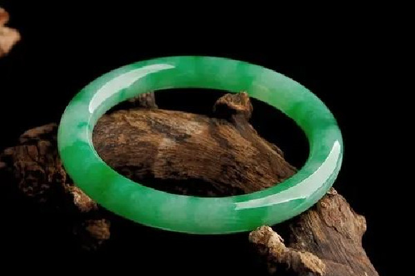 翡翠手鐲可以戴著洗澡嗎 翡翠手鐲可以用水長期浸泡嗎 翡翠手鐲可以戴著洗澡嗎 翡翠手鐲可以用水長期浸泡嗎