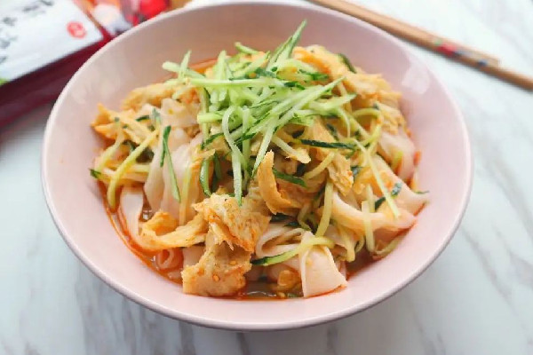 涼皮要沉淀多長(zhǎng)時(shí)間 涼皮的做法教程 涼皮要沉淀多長(zhǎng)時(shí)間 涼皮的做法教程