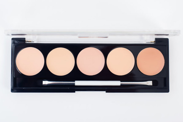 遮瑕膏用什么工具上妝 遮瑕膏用手指還是刷子 遮瑕膏用什么工具上妝 遮瑕膏用手指還是刷子