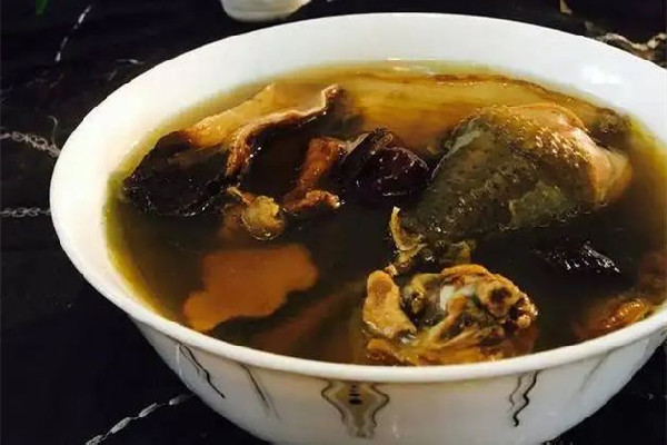 烏雞湯什么時候放鹽最好 烏雞湯用什么鍋燉比較好 烏雞湯什么時候放鹽最好 烏雞湯用什么鍋燉比較好