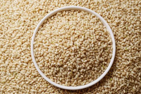 糙米和大米的區(qū)別 糙米要泡多久才能煮飯 糙米和大米的區(qū)別 糙米要泡多久才能煮飯