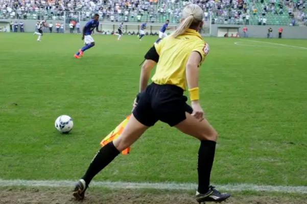 巴西聯(lián)賽主教練頭撞女裁判 足球教練要會(huì)踢球嗎 巴西聯(lián)賽主教練頭撞女裁判 足球教練要會(huì)踢球嗎