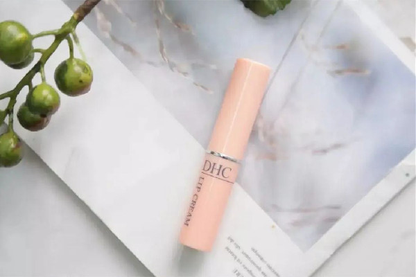 唇膏吃進(jìn)嘴里沒事吧 唇膏對(duì)人體有害嗎