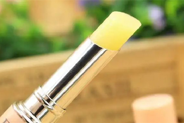 唇膏用到最后擰不出來怎么辦 唇膏可以用多久 唇膏用到最后擰不出來怎么辦 唇膏可以用多久